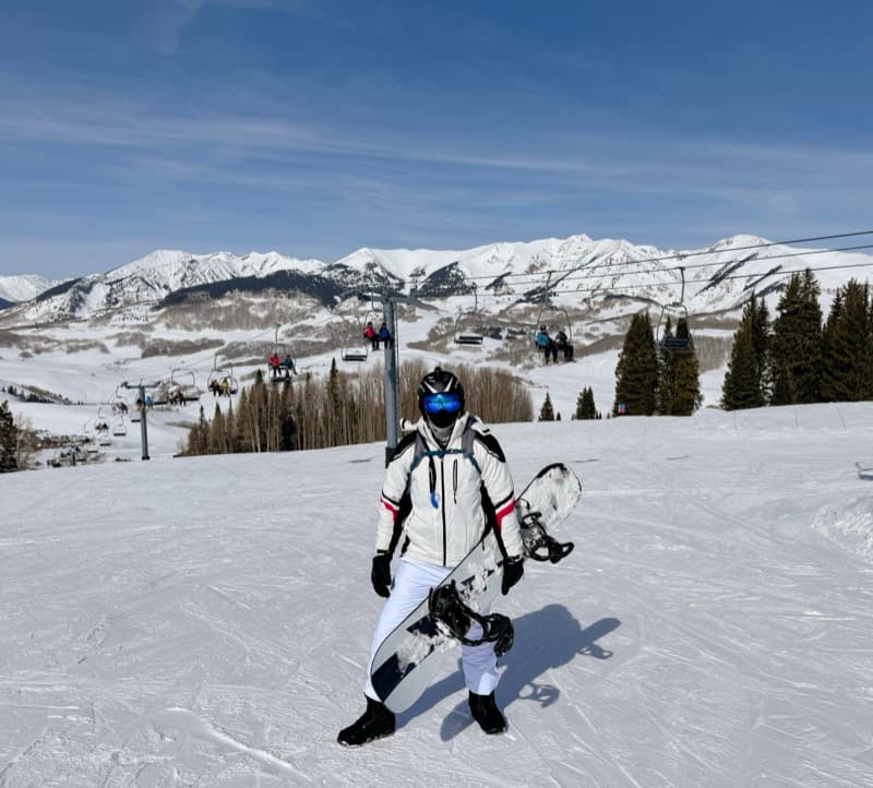 Mohamed snowboarding